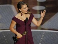 Natalie Portman durante su discurso de agradecimiento tras recibir el Oscar. Algunos creen que Lane está "sentida" porque Portman no la mencionó en el mismo.